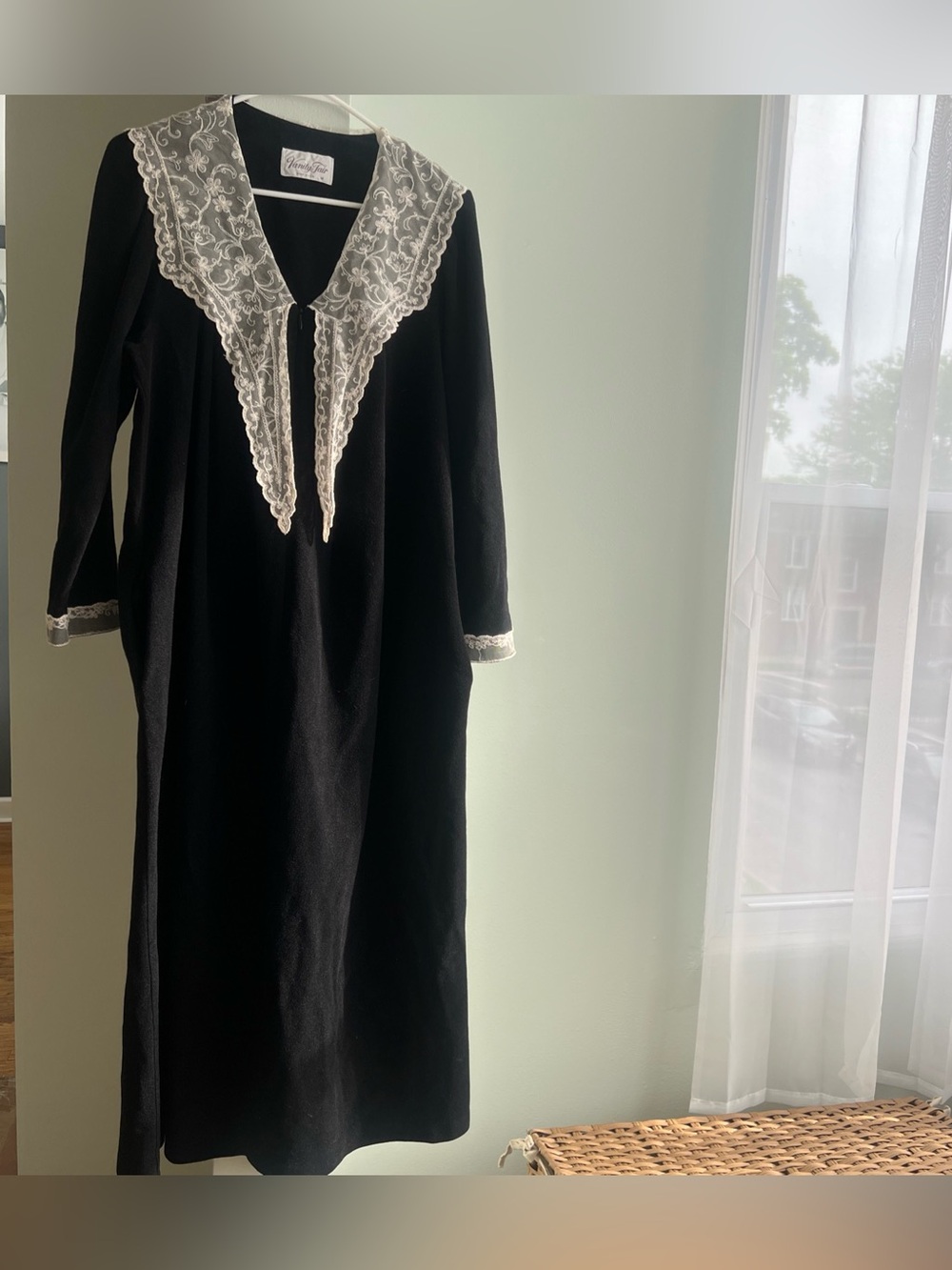 1970s Vanity fair Black With White Lace Housecoat Size M